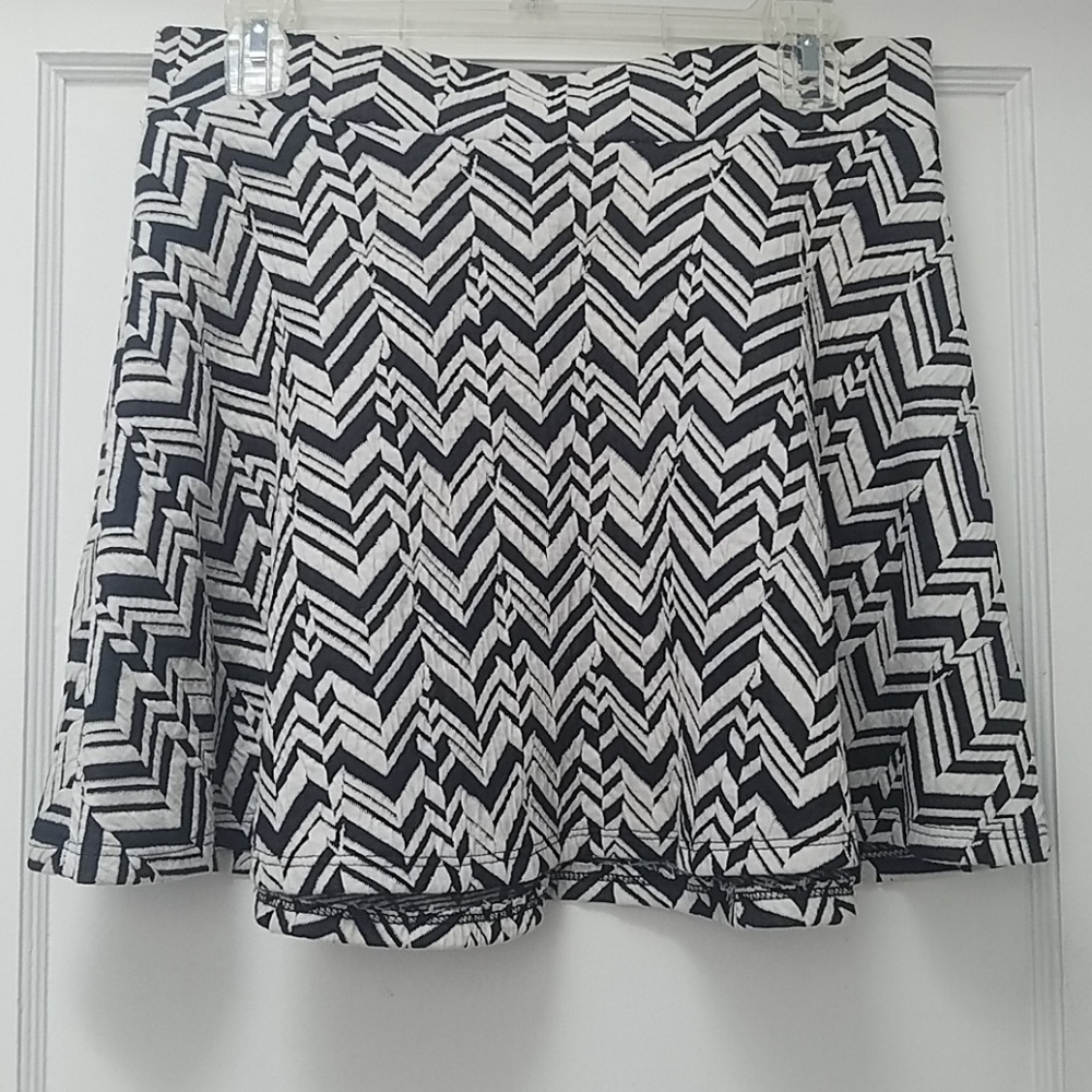 ⭐NWT Charlotte russe black & white skirt. large
